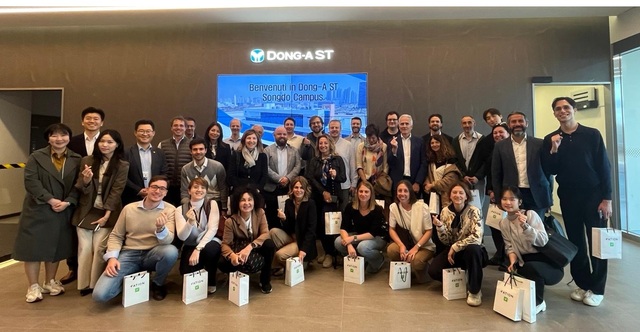 동아에스티 송도연구소에서 콘핀두스트리아 소속 대표단과 동아에스티 임직원이 기념사진을 촬영하고 있다. /동아에스티