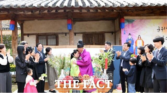 지난해 10월 군위향교 명륜당에서 제1회 전통혼례가 열린 가운데 주민 서순규·박태분 부부의 60주년을 기념하는 부부 전통 회혼례가 펼쳐지고 있다. /군위군