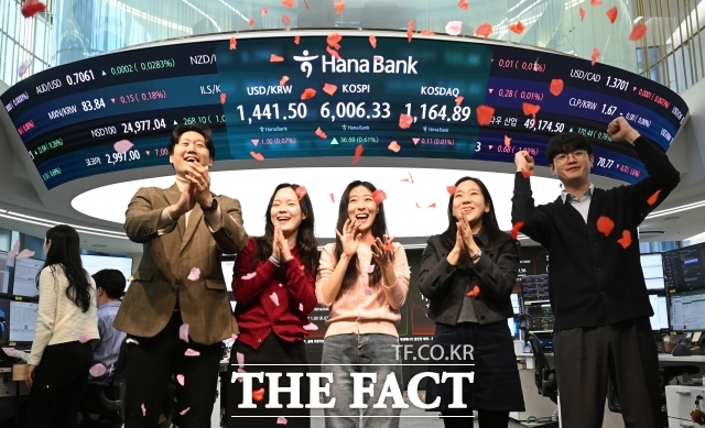 코스피 지수가 사상 처음으로 6000선을 넘어선 지난달 25일 서울 중구 하나은행 본점 딜링룸 전광판에 지수가 표시되고 있다. /박헌우 기자