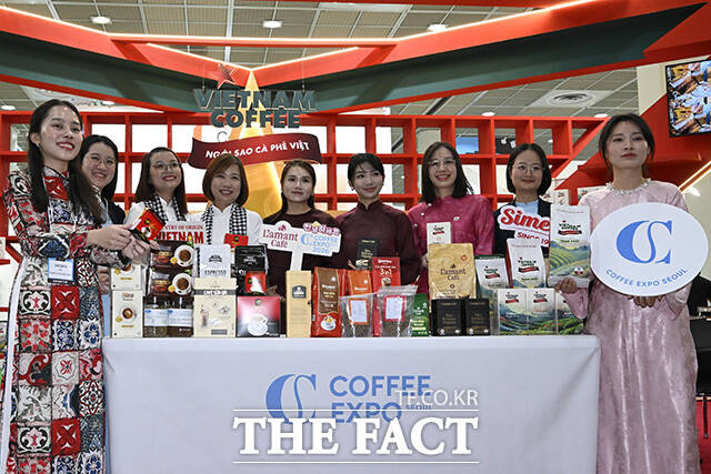 참가업체 관계자가 커피를 내리고 있다.