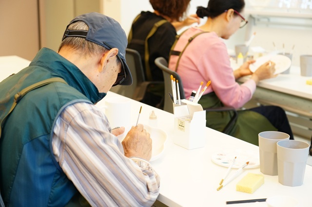 행복더함 1층에는 도자기체험교실이 위치해 있다. 사진은 어르신들이 도자기체험교실에서 강사 교육을 받는 모습. /성북구