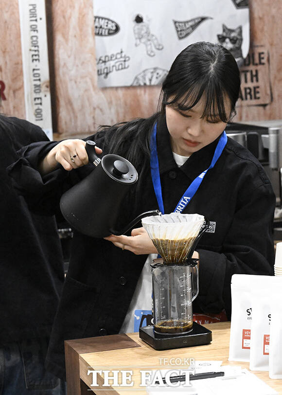 참가업체 관계자가 커피를 내리고 있다.