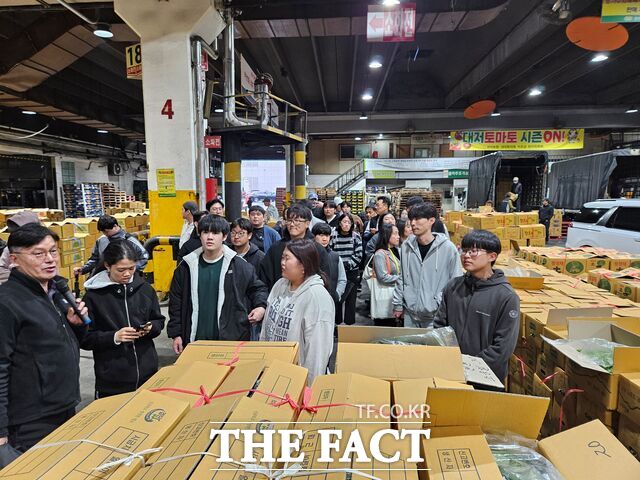 충남도립대 스마트팜학과 재학생들이 서울시농수산식품공사와 가락시장을 찾아 공사 관계자의 설명을 듣고 있다. /충남도립대