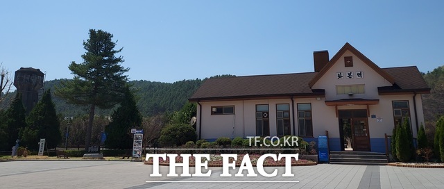 옛 정취가 살아있는 아름다운 간이역으로 관관객을 모으고 있는 군위군 산성면 화본역 전경. 한적한 철길과 감성적인 풍경이 인상적인 곳으로 사계절마다 다른 매력을 지녀 영화·드라마 촬영지로도 사랑 받는 군위 대표 감성 여행지다. /정창구기자