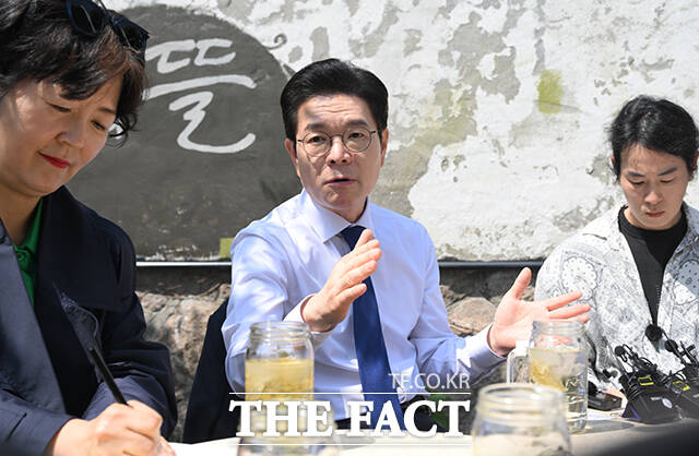 정원오 더불어민주당 서울시장 후보(가운데)가 15일 오전 서울 종로구 북촌의 뜰에서 이재윤 삼청정독길 상인회 회장(오른쪽)과 김용조 북촌 계동길 상인회 회장 등 북촌 상인들을 만나 '찾아가는 서울人터뷰'를 진행하고 있다. /박헌우 기자