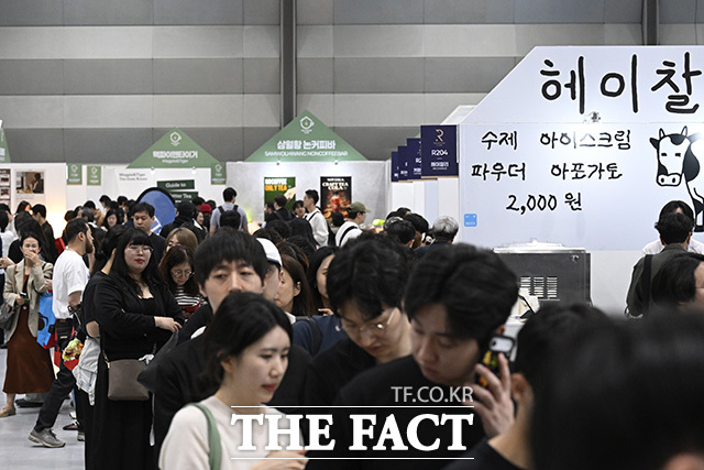 참가업체 관계자가 커피를 내리고 있다.