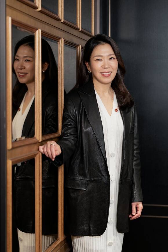 배우 염혜란이 정순을 설명하며 피해자이면서도 가해자라는 소개와 함께 동시에 자신 역시 누군가를 바라볼 때 한 가지 규정으로만 바라보고 싶지 않다고 밝혔다. /렛츠필름, 아우리 픽쳐스