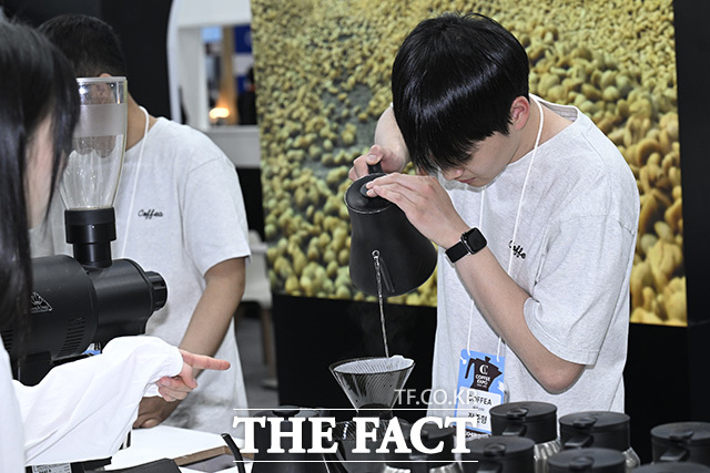 참가업체 관계자가 커피를 내리고 있다.