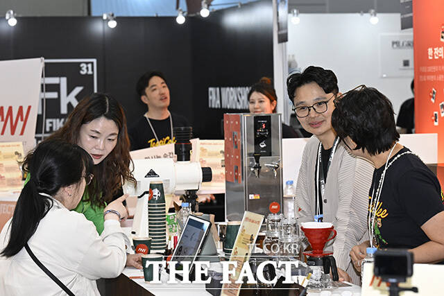 참가업체 관계자가 커피를 내리고 있다.