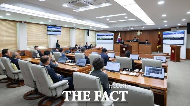 논산시의회가 15일 본회의장에서 제271회 임시회를 열고 있다. /논산시의회