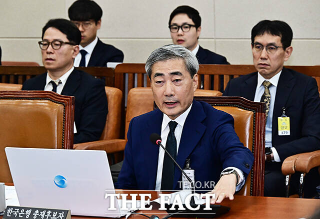 질의에 답변하는 신현송 한국은행 총재 후보자.