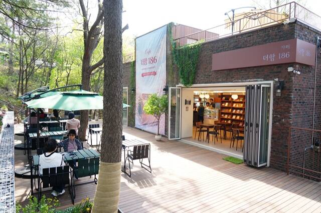 서울 성북구 삼성동 뉴시니어센터 행복더함(이하 행복더함)이 지난 14일 본격 운영을 시작했다. 행복더함은 어르신과 주민의 세대 융합형 복지공간으로 만들어졌다. /성북구