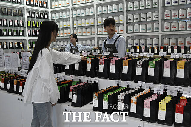 참가업체 관계자가 커피를 내리고 있다.