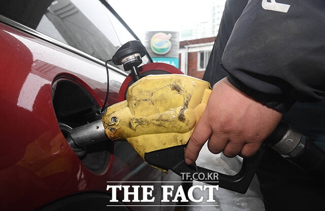 지난 10일 서울시 성동구의 한 주유소에서 직원이 주유하고 있다. /박상민 기자
