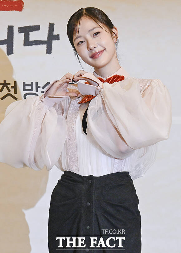 배우 채원빈이 15일 오후 서울 양천구 SBS에서 열린 새 수목드라마 '오늘도 매진했습니다' 제작발표회에 참석해 포즈를 취하고 있다. /송호영 기자