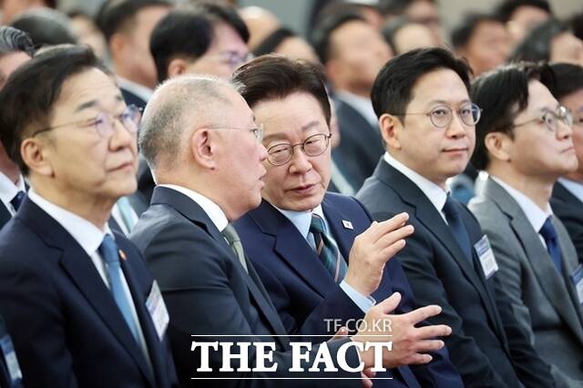 이재명 대통령과 정의선 현대자동차그룹 회장이 지난 2월 27일 전북 군산 새만금컨벤션센터에서 열린 새만금 로봇·수소·AI시티 투자협약식에서 대화하고 있다. /청와대통신사진기자단·뉴시스