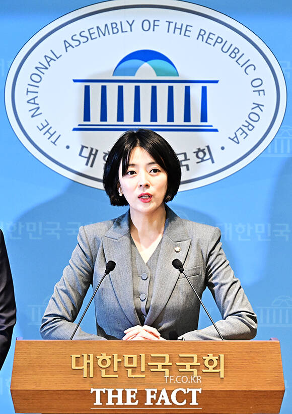 국민의힘 서울시당위원장을 맡고 있는 배현진 의원(왼쪽 세번째)이 15일 오후 서울 여의도 국회 소통관에서 기자회견을 열고 발언을 하고 있다. 배 의원은 이날 기자회견에서 서울의 대표 험지인 은평구를 ‘청년특구’로 지정한다고 밝혔다. /국회=배정한 기자