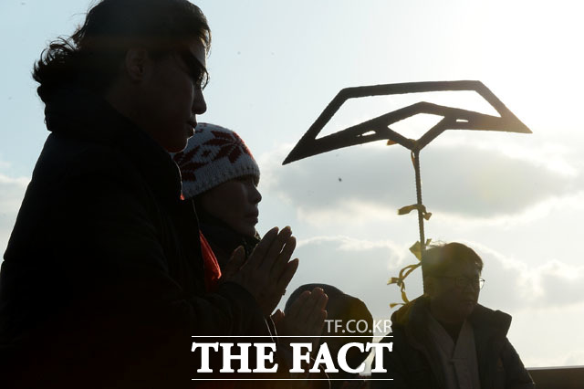 세월호참사 12주기인 16일 대전과 전주가 최고 28도까지 오르는 등 전국 내륙 낮 기온이 25도 이상으로 덥겠다. 일교차는 15도 이상 벌어져 중부 내륙은 20도까지 예상된다./더팩트DB