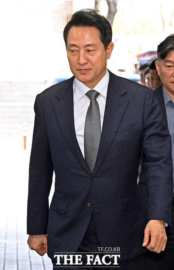여론조사비 대납 의혹을 받는 오세훈 서울시장(가운데)이 15일 서울 서초구 서울중앙지방법원에서 열린 정치자금법 위반 관련 공판에 출석하고 있다. /사진공동취재단