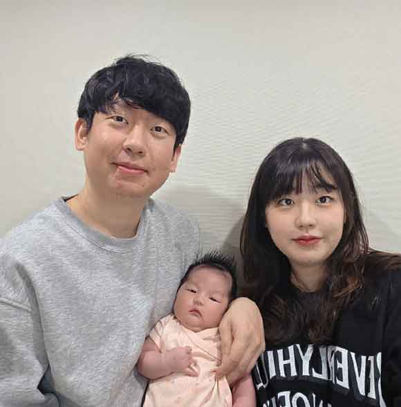 최종학 조리사가 가족들과 기념 사진을 촬여하고 있다. 최 조리사는 육아동행지원금을 100번째로 수령했다. /아워홈