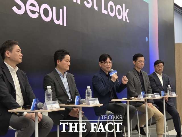 15일 삼성 강남에서 열린 '더 퍼스트룩 2026'에서 이헌 삼성전자 영상디스플레이사업부 부사장(왼쪽부터), 손태용 부사장, 용석우 사장, 임성택 한국총괄 부사장, 김용훈 상무가 취재진 질의에 답하고 있다. /강남=우지수 기자