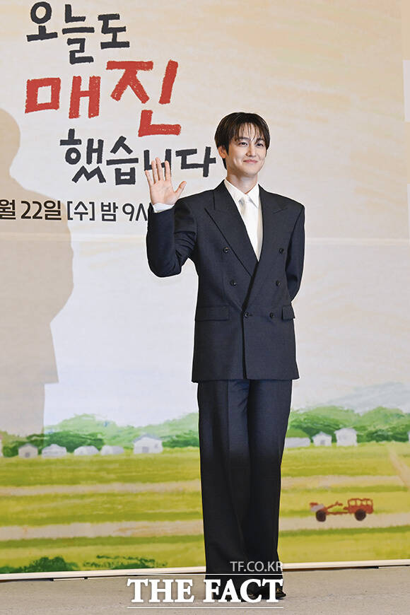 안효섭과 채원빈, 김범이 포즈를 취하고 있다.