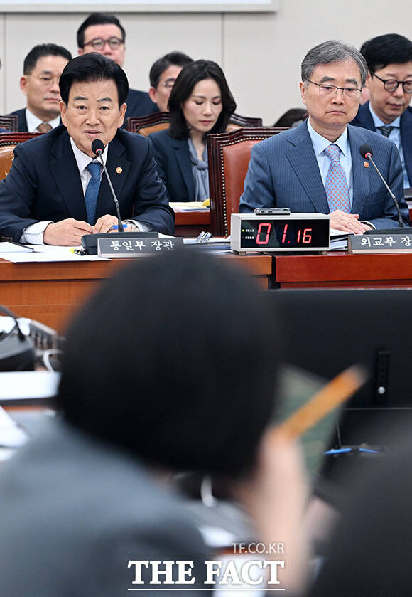 의원 질의에 답하는 조현 외교부 장관.