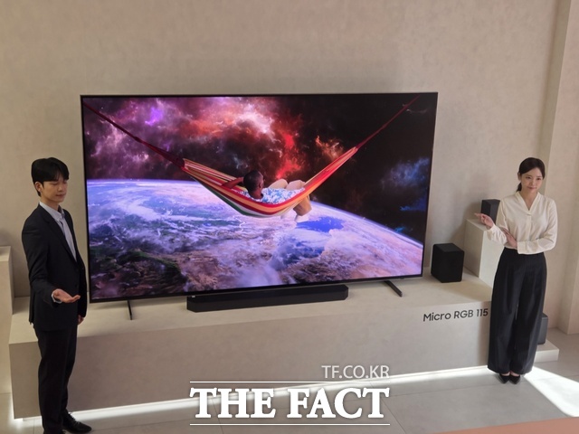 15일 강남 삼성에서 열린 '더 퍼스트룩 서울 2026' 행사에서 삼성전자 모델이 115형 '마이크로 RGB' TV를 소개하고 있다. /강남=우지수 기자