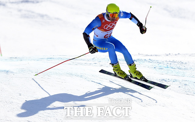 강원도 평창 용평 알파인 경기장에서 2018평창동계올림픽 알파인스키 남자 대회전 경기가 열린 가운데 보스니아헤르체고비나 에미르 록믹이 기문을 통과하고 있다./더팩트 DB