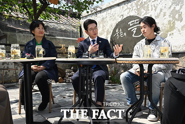 정원오 더불어민주당 서울시장 후보(가운데)가 15일 오전 서울 종로구 북촌의 뜰에서 이재윤 삼청정독길 상인회 회장(오른쪽)과 김용조 북촌 계동길 상인회 회장 등 북촌 상인들을 만나 '찾아가는 서울人터뷰'를 진행하고 있다. /박헌우 기자