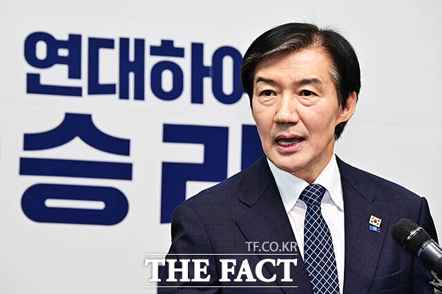 조국 조국혁신당 대표가 재선거 출마지로 '경기 평택을'을 확정하며 '험지론'을 부각한 가운데, 정치권에서는 실제로 평택을이 민주 진보 진영의 험지인지를 두고 갑론을박이 이어지고 있다. 사진은 조 대표가 14일 오전 서울 여의도 국회에서 기자회견을 열고 국회의원 보궐선거 평택을 지역구 출마선언을 하는 모습. /배정한 기자