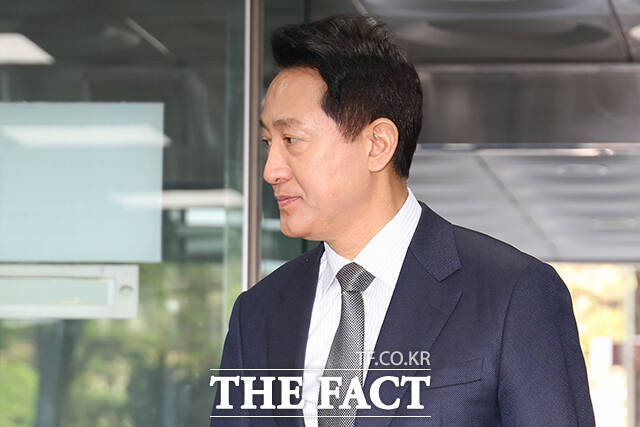 여론조사비 대납 의혹을 받는 오세훈 서울시장(가운데)이 15일 서울 서초구 서울중앙지방법원에서 열린 정치자금법 위반 관련 공판에 출석하고 있다. /사진공동취재단