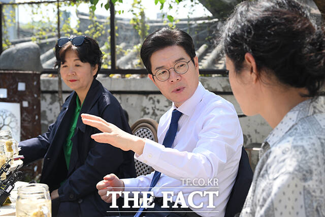 정원오 더불어민주당 서울시장 후보(가운데)가 15일 오전 서울 종로구 북촌의 뜰에서 이재윤 삼청정독길 상인회 회장(오른쪽)과 김용조 북촌 계동길 상인회 회장 등 북촌 상인들을 만나 '찾아가는 서울人터뷰'를 진행하고 있다. /박헌우 기자