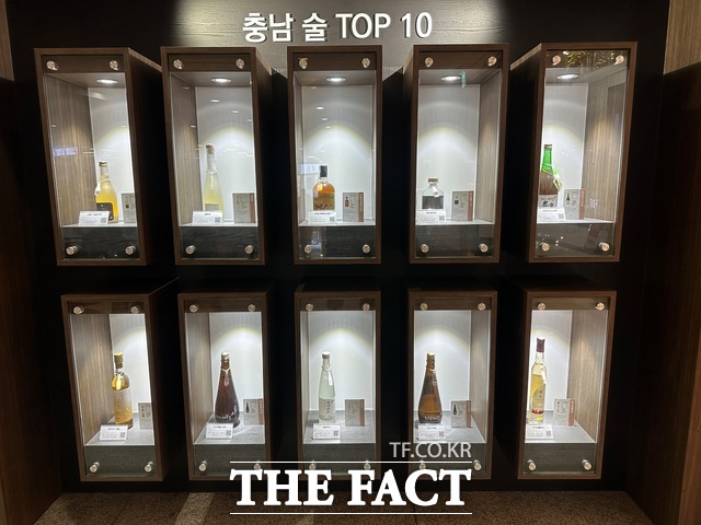 충남도청 내 운영되고 있는 충남농촌융복합산업 제품 홍보관에 서천 한산소곡주, 보령 대천바다 금빛 등 충남술 톱텐(TOP10) 제품이 전시돼 있다. /노경완 기자