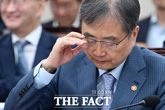 의원 질의에 답하는 조현 외교부 장관.