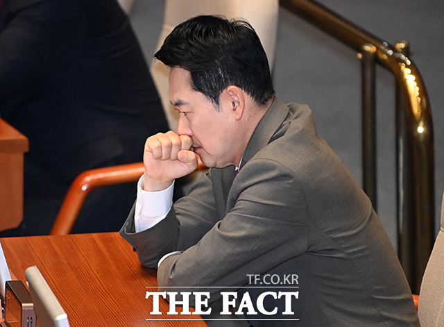 일각에서는 '사면초가'의 현 상황을 타개하려는 '전략적 후퇴’로 보고 있다. 사진은 장동혁 국민의힘 대표가 2일 오후 서울 여의도 국회 본회의장에서 열린 이재명 대통령의 중동 사태 대응 등을 위한 추가경정예산안을 경청하고 있는 모습. /배정한 기자