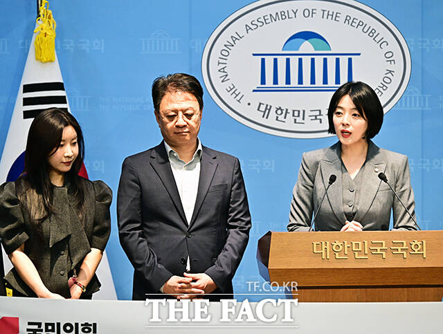 국민의힘 서울시당위원장을 맡고 있는 배현진 의원(왼쪽 세번째)이 15일 오후 서울 여의도 국회 소통관에서 기자회견을 열고 발언을 하고 있다. 배 의원은 이날 기자회견에서 서울의 대표 험지인 은평구를 ‘청년특구’로 지정한다고 밝혔다. /국회=배정한 기자