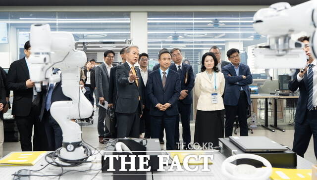15일 전주시 덕진구 금암동 전북대학교에서 양오봉 전북대 총장과 대통령직속 국가인공지능전략위원회가 피지컬 AI 제조 기술실증랩 현장을 점검하고 있다. /전북대
