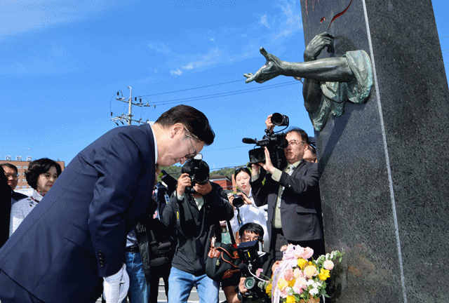 우원식 국회의장 전날(14일) 부산을 방문한 데 이어 15일 오전 창원시 월영광장에 조성된 부마민주항쟁기념 20주년 상징조형물에 헌화했다. 우 의장은 방명록에 