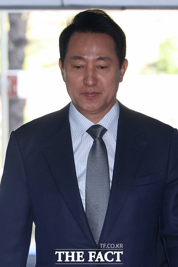 여론조사비 대납 의혹을 받는 오세훈 서울시장(가운데)이 15일 서울 서초구 서울중앙지방법원에서 열린 정치자금법 위반 관련 공판에 출석하고 있다. /사진공동취재단