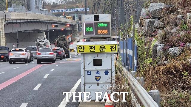 과천시 신갈현 삼거리에 설치된 '이동식 감속 유도 보조장치' 모습 /과천시