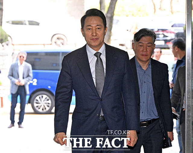 여론조사비 대납 의혹을 받는 오세훈 서울시장(가운데)이 15일 서울 서초구 서울중앙지방법원에서 열린 정치자금법 위반 관련 공판에 출석하고 있다. /사진공동취재단