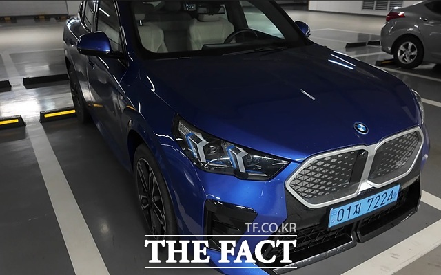 오승혁의 팩트 DRIVE는 최근 iX2와 M135를 연달아 시승하면서 BMW가 취재진에게 구입 열망이 생길 수밖에 없는 신기한 경험을 했다. 마치 독일 산신령이 질문하는 마법으로 비쳤다.사진은 BMW iX2./서울 마포구=오승혁 기자
