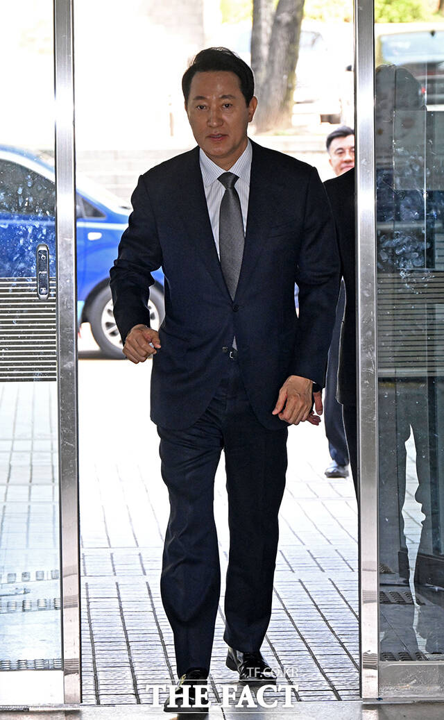여론조사비 대납 의혹을 받는 오세훈 서울시장(가운데)이 15일 서울 서초구 서울중앙지방법원에서 열린 정치자금법 위반 관련 공판에 출석하고 있다. /사진공동취재단