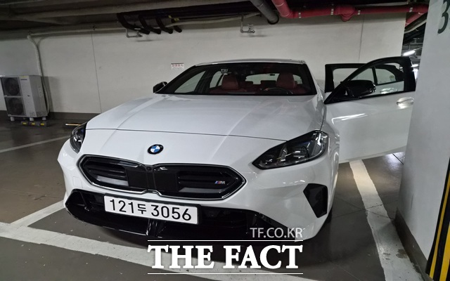 오승혁의 팩트 DRIVE는 최근 iX2와 M135를 연달아 시승하면서 BMW가 취재진에게 열망이 생길 수 밖에 없는 물음을 던지는 산신령처럼 보이는 마법을 경험했다. BMW M135. /서울 마포구=오승혁 기자-