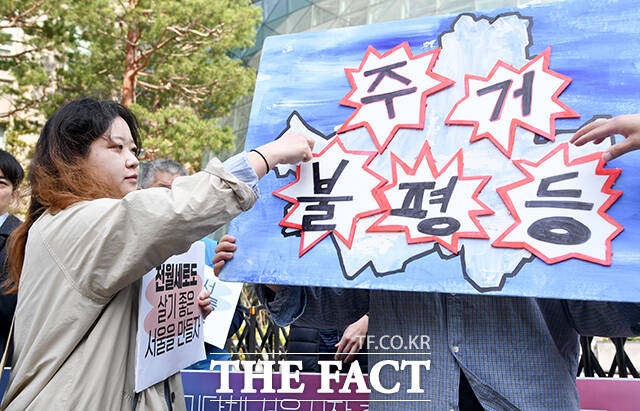 주거권네트워크가 15일 오전 서울 중구 서울시청 앞에서 열린 '주거불평등 끝장내자! 용산정비창을 모두의 집으로' 기자회견에서 구호를 외치고 있다. /박상민 기자