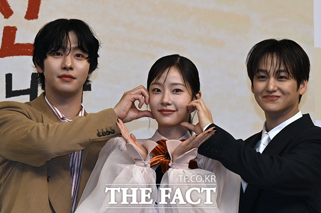 배우 안효섭이 채원빈과 김범(왼쪽부터)의 손을 잡고 SBS에서 새 작품을 선보이는 가운데, '오늘도 매진했습니다'도 안효섭의 대표작으로 자리잡을 수 있을지 이목이 집중된다. /송호영 기자