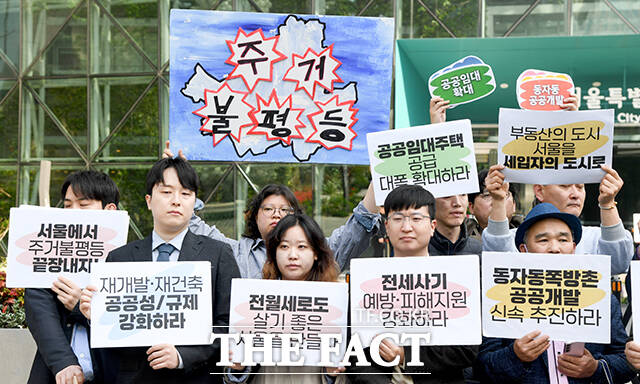 주거권네트워크가 15일 오전 서울 중구 서울시청 앞에서 열린 '주거불평등 끝장내자! 용산정비창을 모두의 집으로' 기자회견에서 구호를 외치고 있다. /박상민 기자