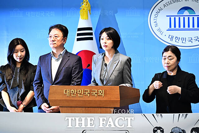 국민의힘 서울시당위원장을 맡고 있는 배현진 의원(왼쪽 세번째)이 15일 오후 서울 여의도 국회 소통관에서 기자회견을 열고 발언을 하고 있다. 배 의원은 이날 기자회견에서 서울의 대표 험지인 은평구를 ‘청년특구’로 지정한다고 밝혔다. /국회=배정한 기자