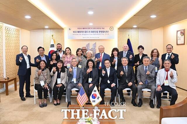 미국 베이커스필드시 대표단, 부천 방문 행사 기념사진. /부천시